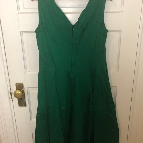Emily and Fin - Keener Postures Dress, Emerald - Picture 6 of 13